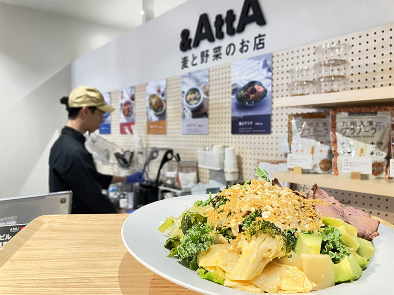 &AttAの「白のサラダ」にSprouTxのザクザクPROTEINチップをトッピング