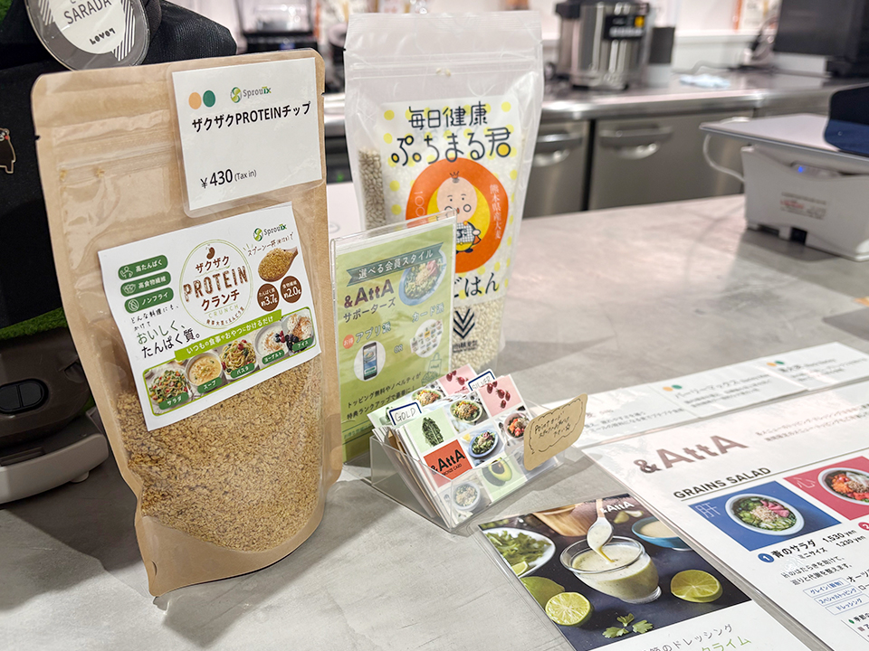&AttAワンビル天神店での「SprouTx ザクザクPROTEINクランチ」販売の様子